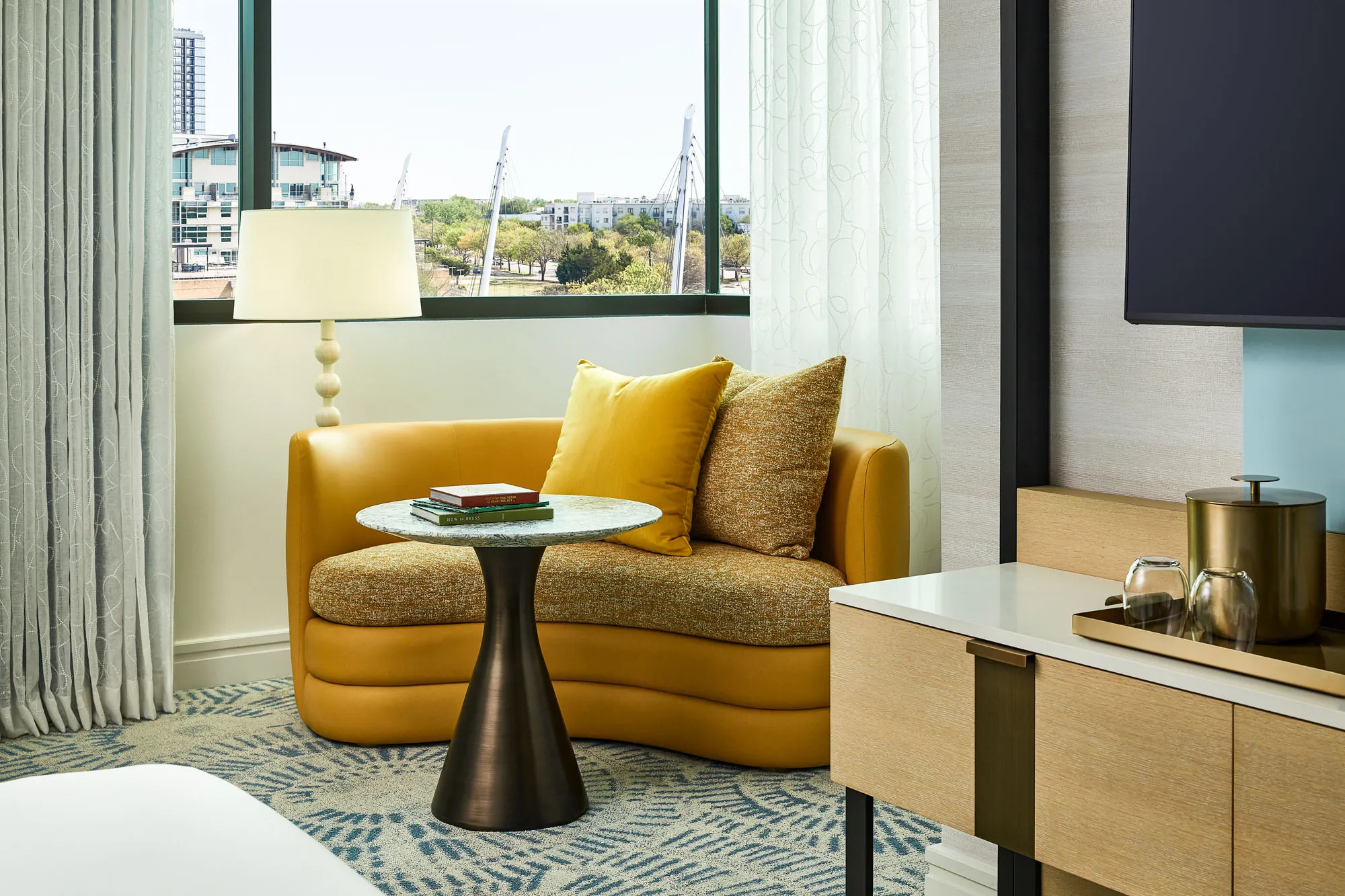 Highland Dallas King Corner Sitting Area