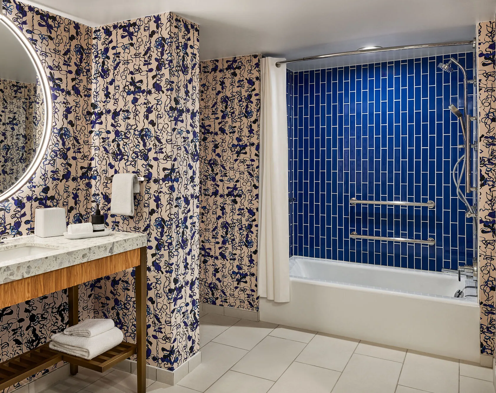 HighlandDallas-King_Suite-ADA_Bathroom