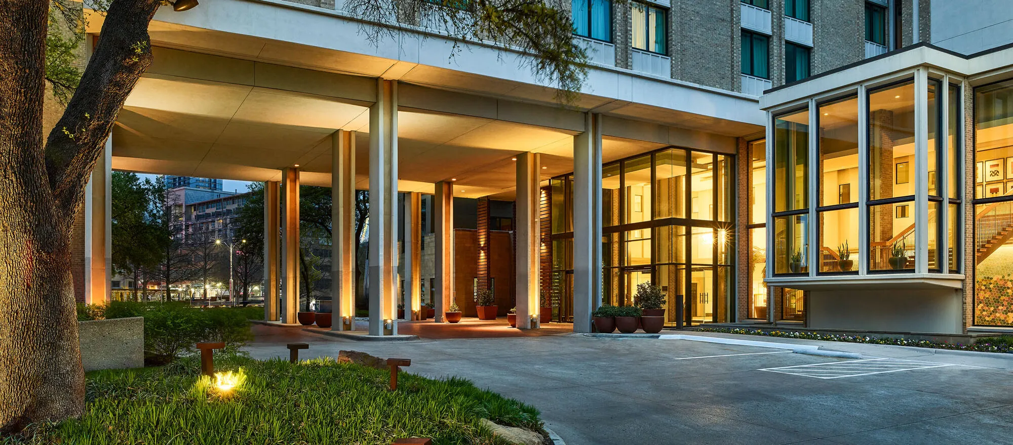 Highland Dallas Public Porte Cochere